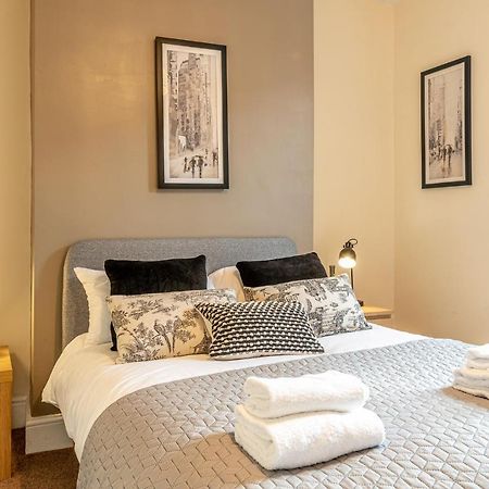 3 Bedroom Home Sleeps 5 Close To Chester City Centre Welcomes Couples, Small Groups, Families And Contractors エクステリア 写真