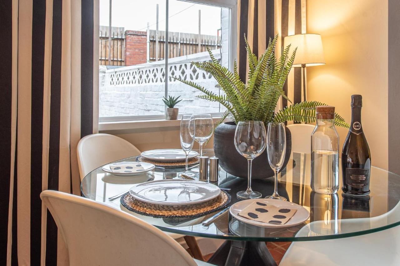 3 Bedroom Home Sleeps 5 Close To Chester City Centre Welcomes Couples, Small Groups, Families And Contractors エクステリア 写真