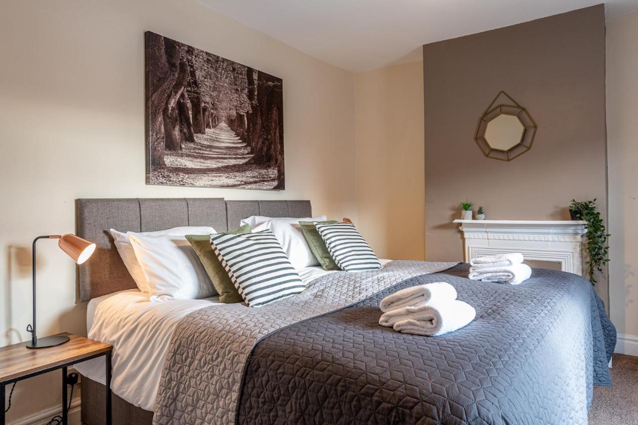 3 Bedroom Home Sleeps 5 Close To Chester City Centre Welcomes Couples, Small Groups, Families And Contractors エクステリア 写真